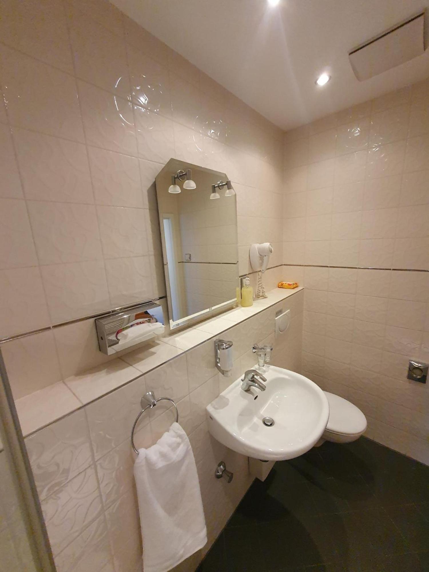 Die Villa, Zimmer 17, Dz Leverkusen Exteriér fotografie